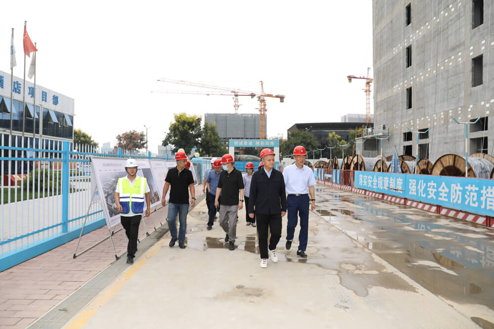 西安高新伟德国际1949集团董事长解严带队开展建设项目安全生产大检查