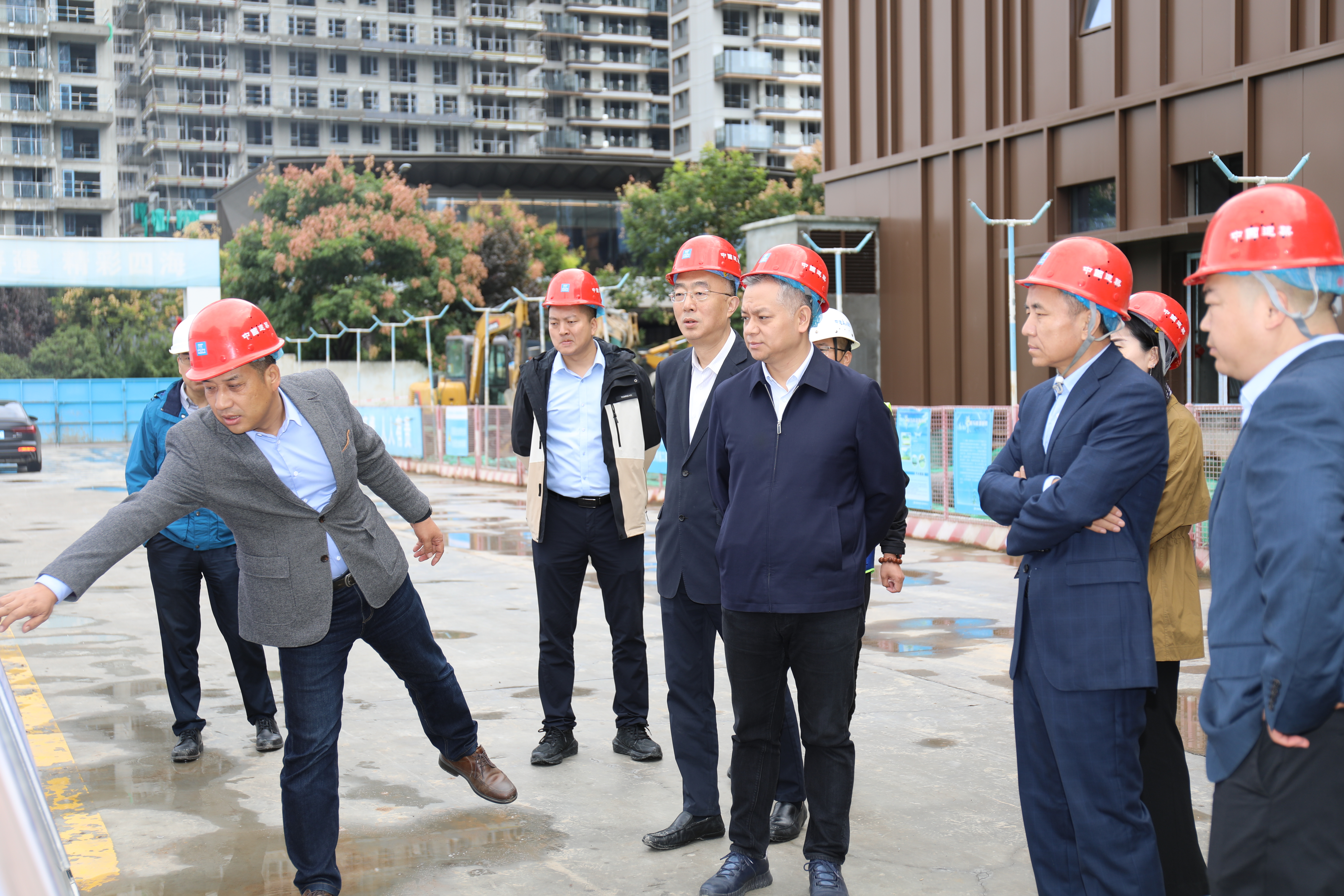 西安高新伟德国际1949集团董事长解严带队开展国庆节前安全检查